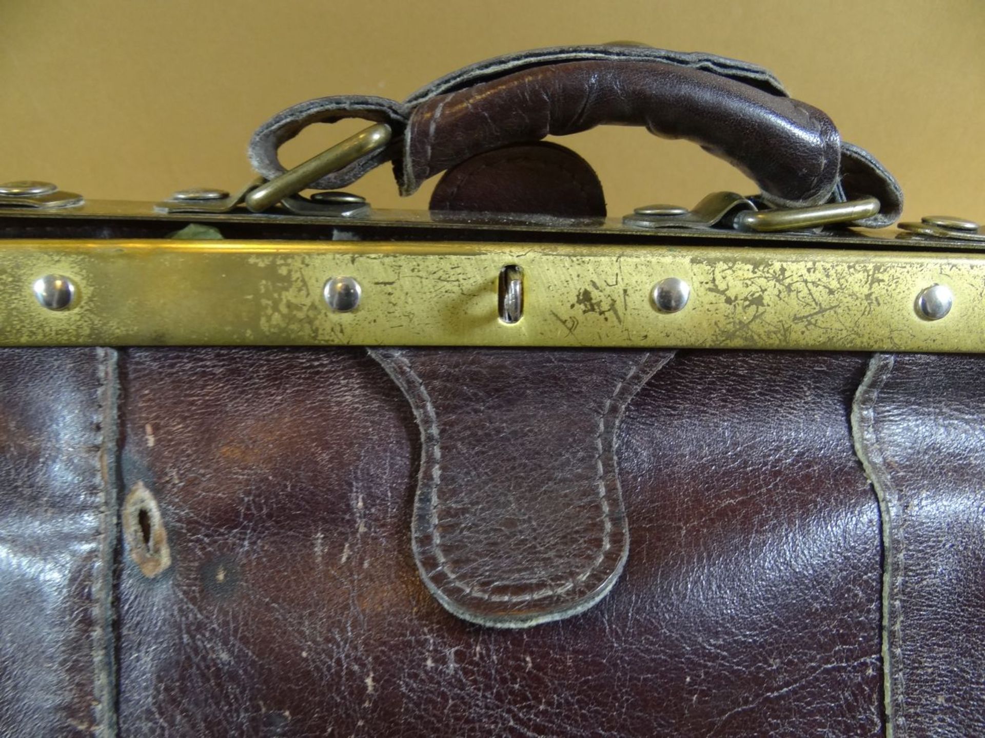 kl. alte Leder-Arzttasche, H-17 cm, 37x16 cm, Gebrauchsspuren - Bild 2 aus 8