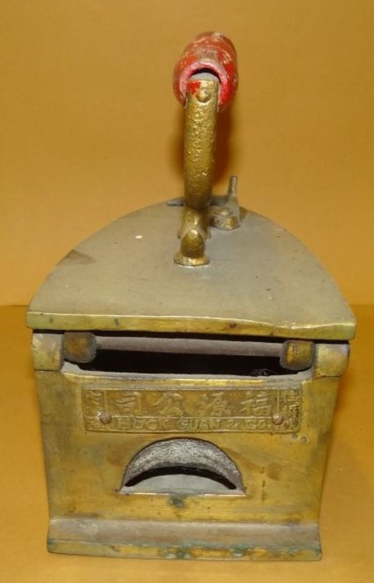 gr. Bronze-Bügeleisen, Holzgriff, Altersspuren "Hock, Guan &Co" und chines beschriftet, H-22 cm, L- - Bild 3 aus 7