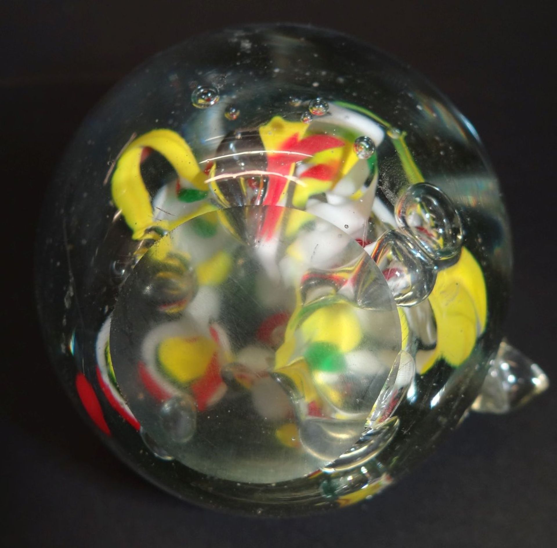 Paperweight in Apfelform, wohl Murano, H-8 cm - Bild 4 aus 4