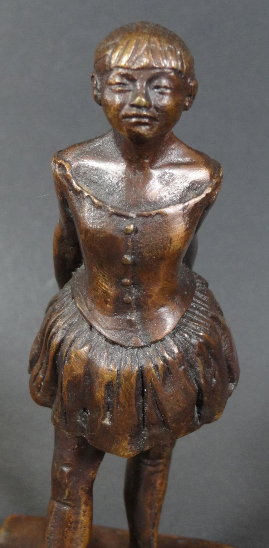 kl. Bronze-Figur eines Mädchens, H-14 cm, Repro - Bild 2 aus 5