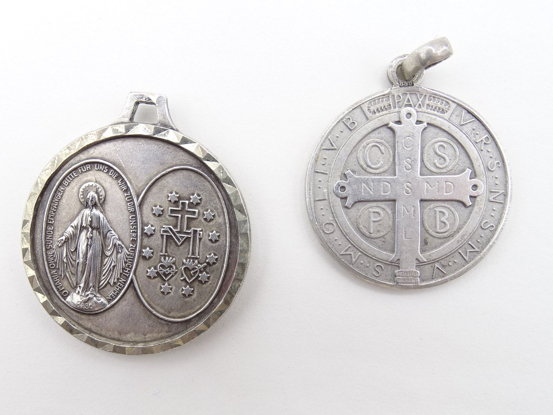 2 Heiligenmedaillen aus 835er-Silber, Benediktusmedaille und Wundertätige Maria/ Hlg. Christopherus