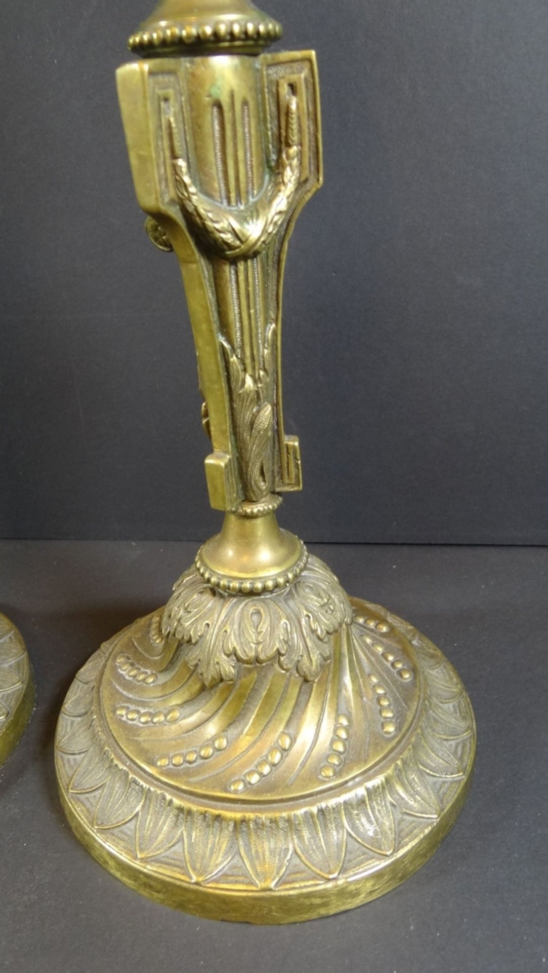 Paar massive Empire Bronze Leuchter, H-26 cm, zus. 3,6 kg., gut erhalten, 19.Jhd. - Bild 3 aus 7