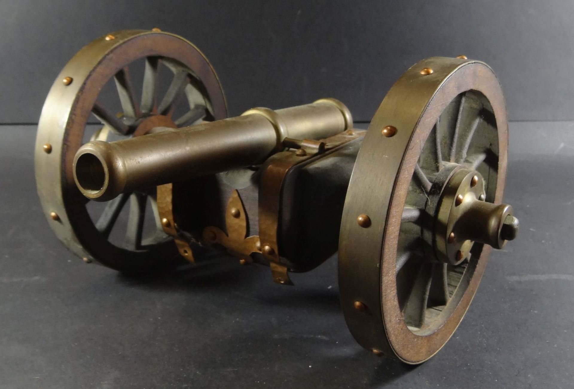 Modell einer Kanone auf Lafette, Holz/Kupfer/Messing, am rechten Rad fehlen Schrauben, H-14 cm, L-4
