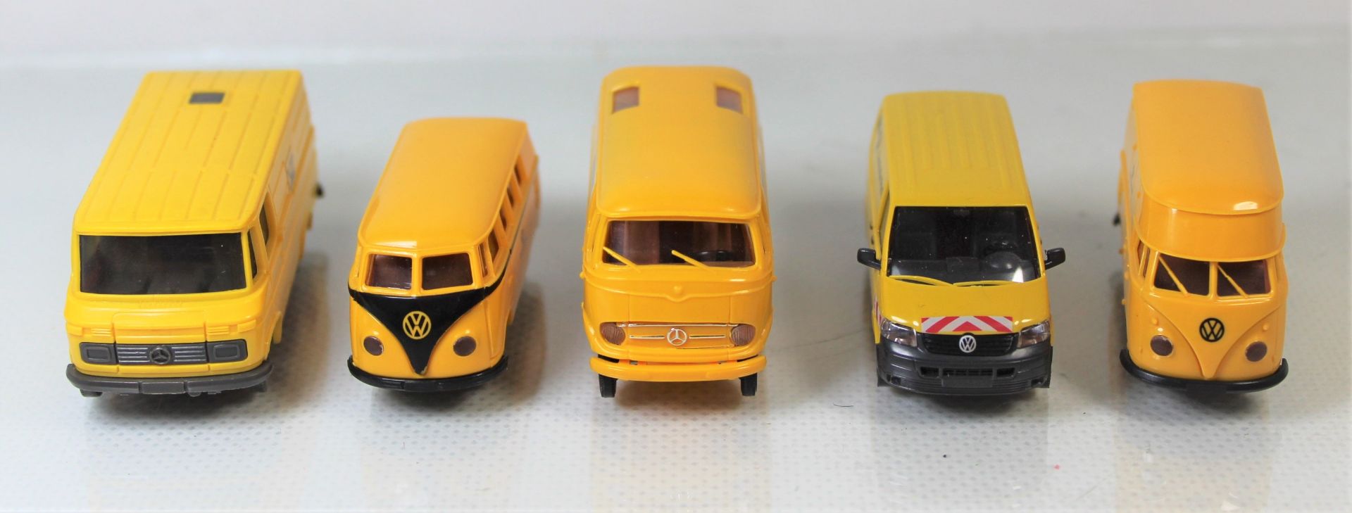 5 Modellbaufahrzeuge, mit Deutscher Post/Deutsche Bundespost Beschriftung, 2 x Wiking und 3 x Breki