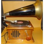 Nostalgie Radio in Form eines Trichter-Grammophons, AM/FM, funktionstüchtig, H-45 cm, Kasten 29x29 