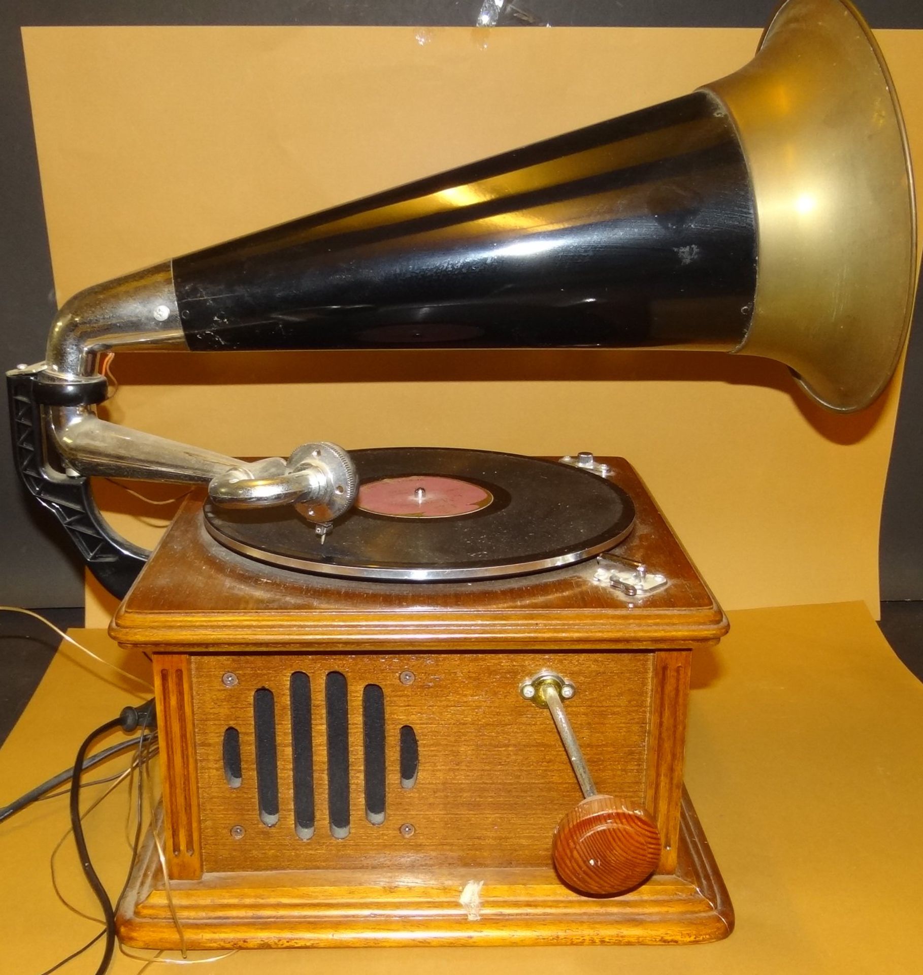 Nostalgie Radio in Form eines Trichter-Grammophons, AM/FM, funktionstüchtig, H-45 cm, Kasten 29x29