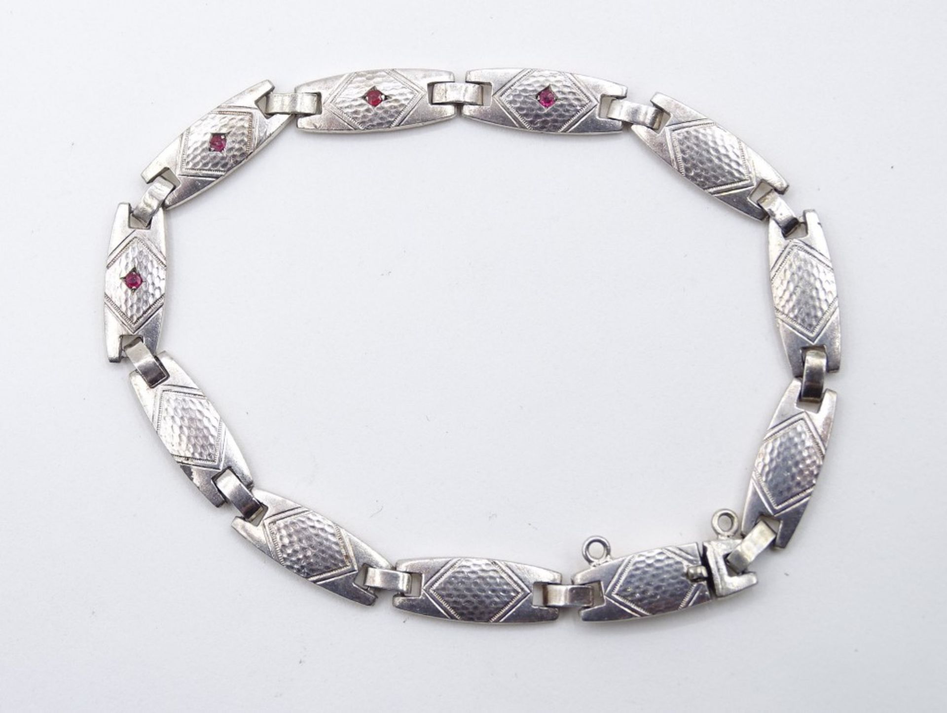 Silberarmband (gepr.) besetzt mit 4 kleinen roten Steinen, L. 19 cm, 10 gr., mit Altersspuren, rein - Bild 2 aus 4