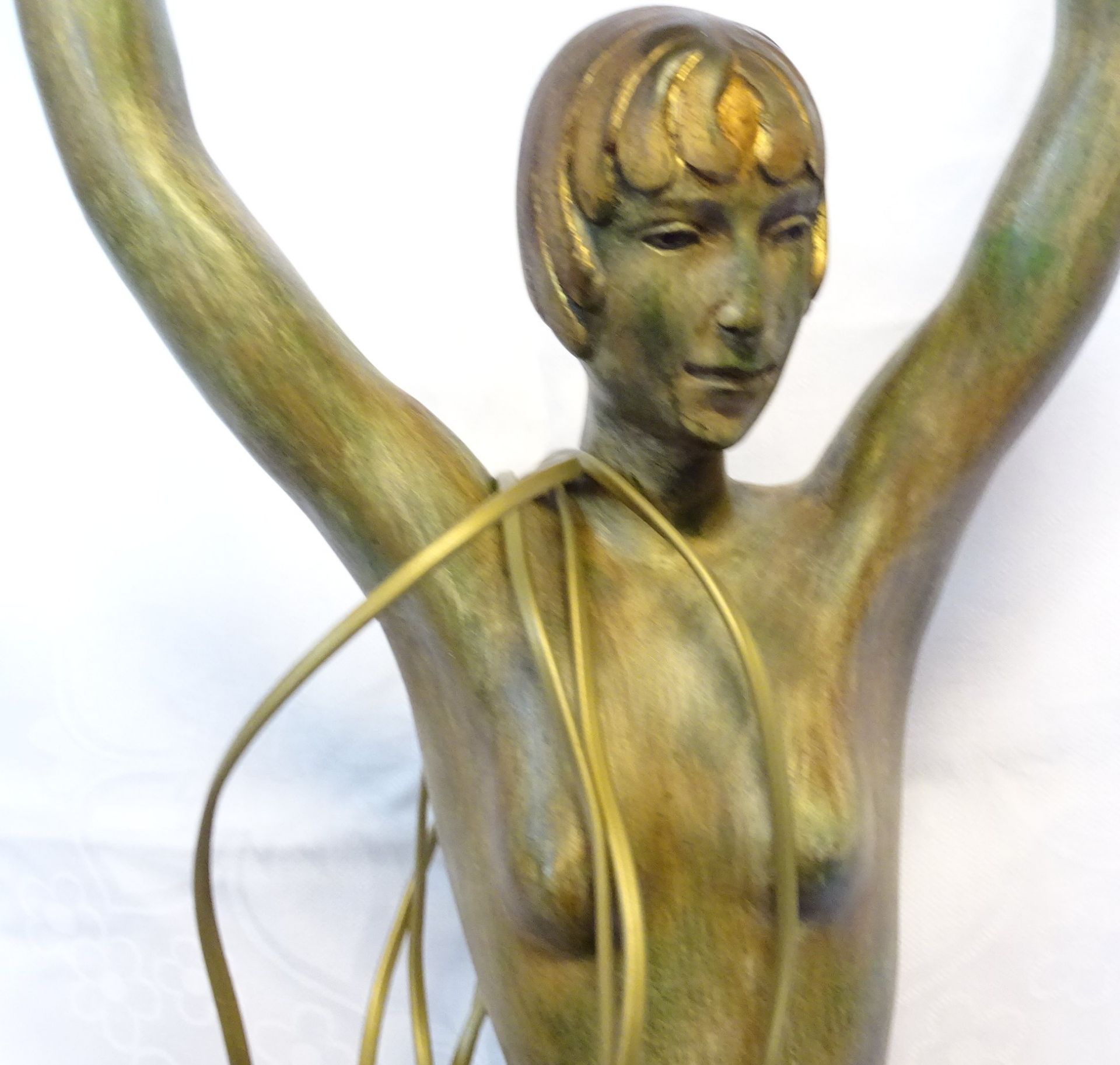 Hohe Art Deco Bronze Lampe Tänzerin, Marmorsockel, H. 120cm, linke Halterung etwas lose, fehlende S - Bild 2 aus 7