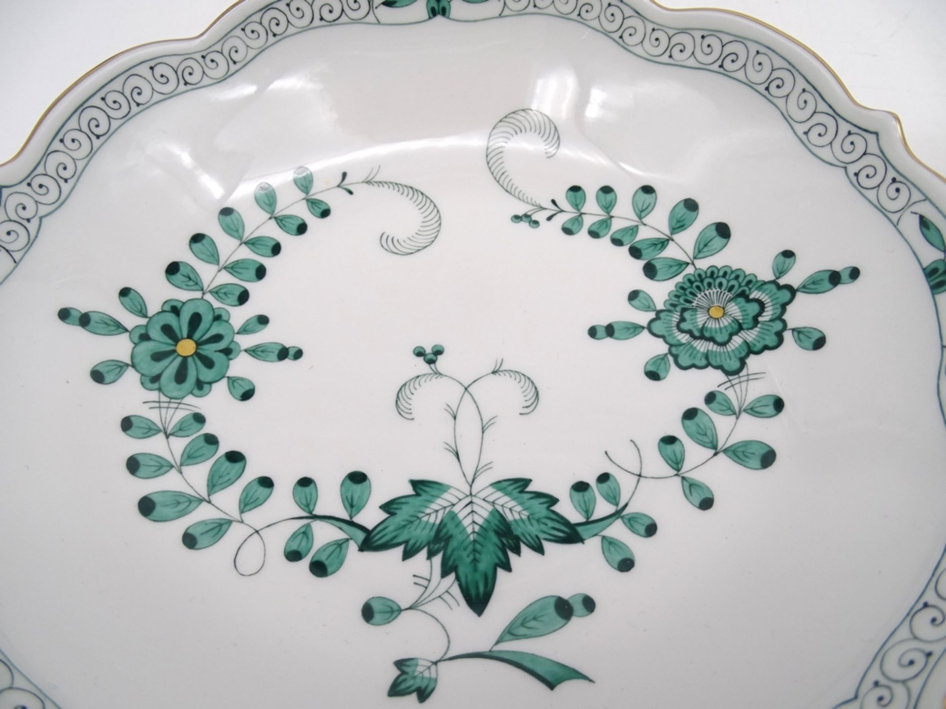 2x runde Schalen, "Meissen", Indisch grün, D. 18cm, H. 4,5cm, verschiedene Farbdekore - Bild 2 aus 5