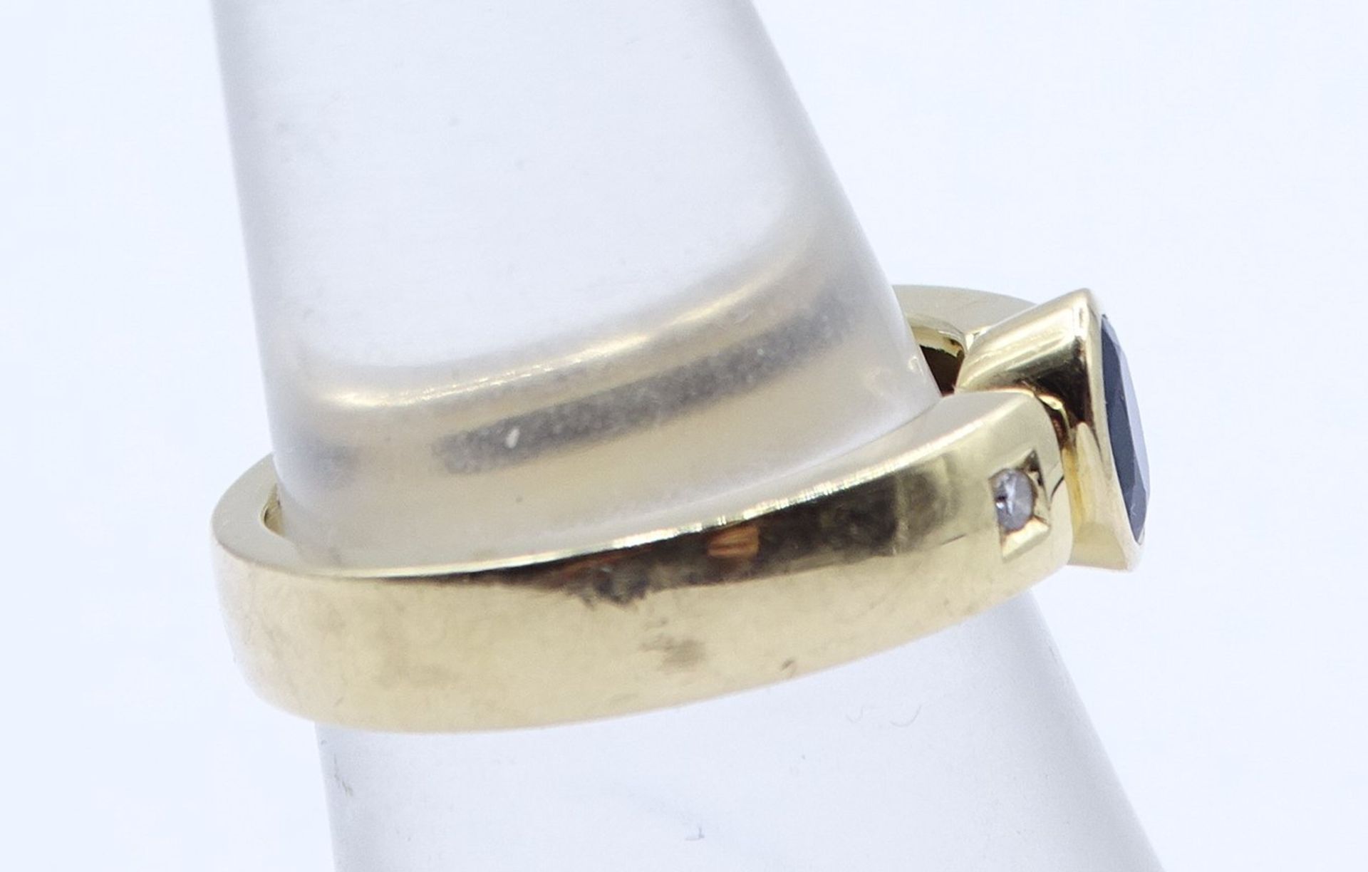 750er-Goldring mit 2 Brillanten von zus. 0,03 ct. und oval facettiertem Saphir, RG 54/55, 7,52 gr., - Bild 3 aus 7