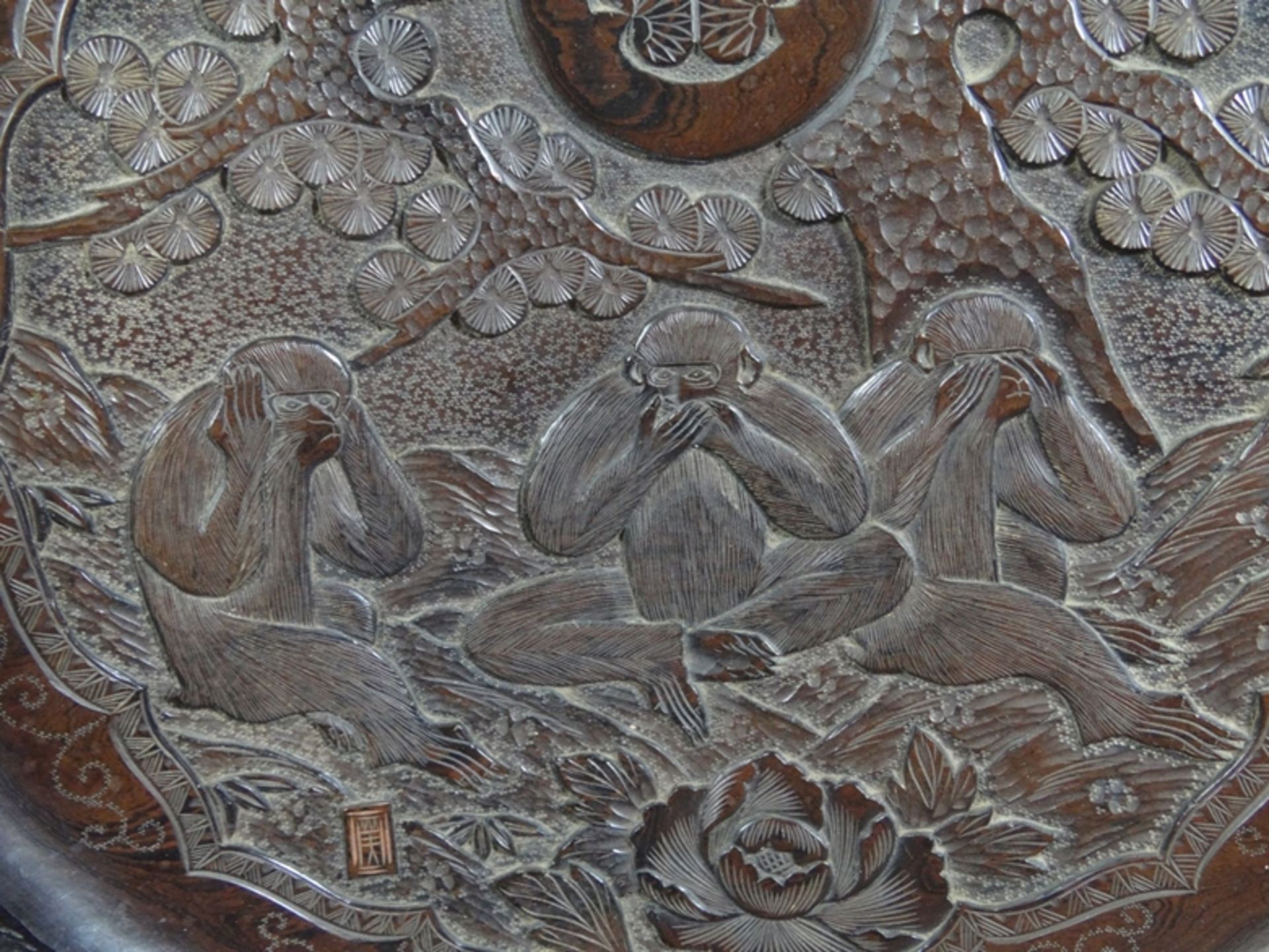 runde beschnitzte Holzplatte, China, Drei weise Affen, verso gemarkt, Holz gebogen, D-ca. 27 cm - Bild 2 aus 4