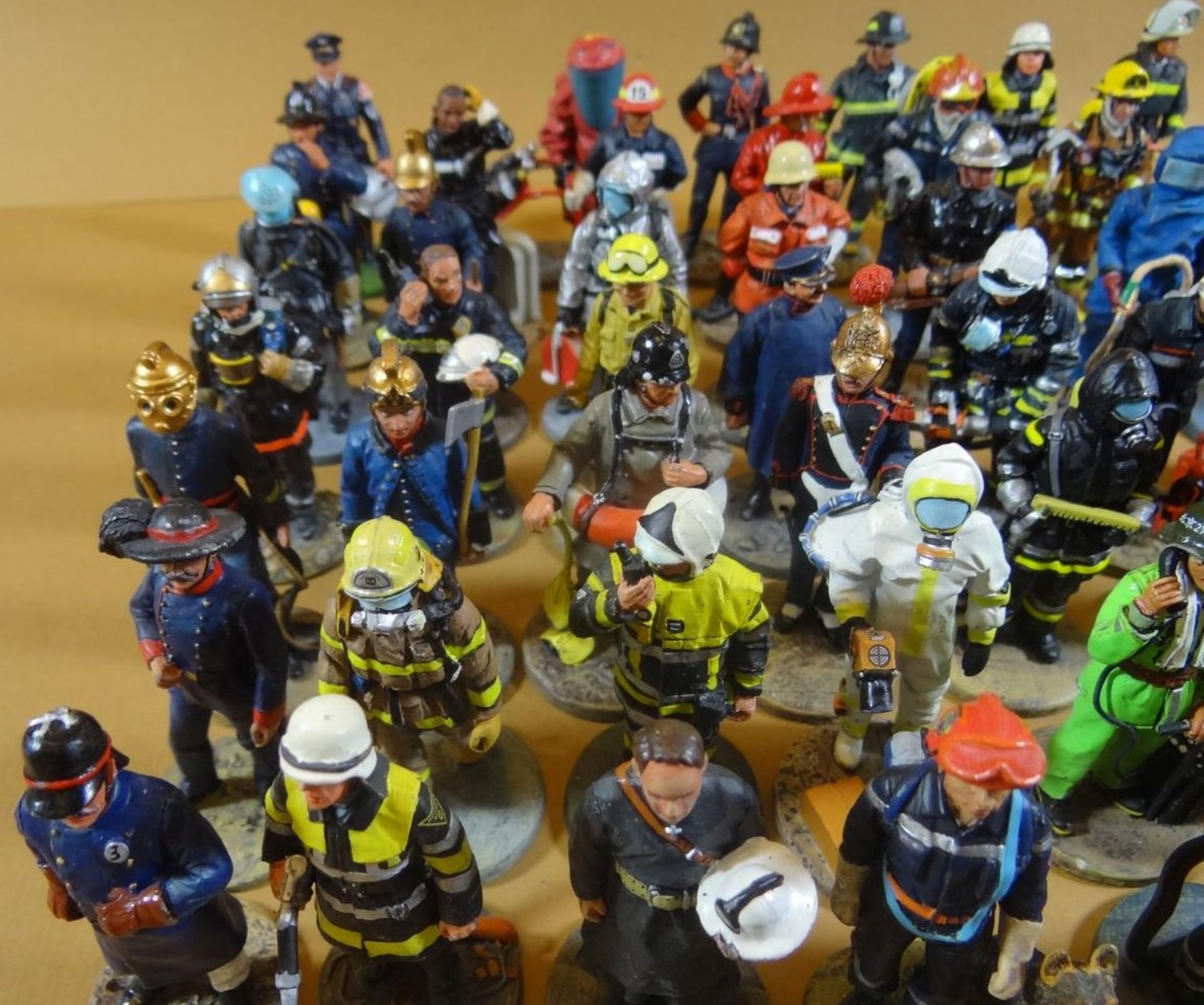 60x diverse Feuerwehr Männer aus Zinn von del Prado, H-9 cm und 2x Löschschläuche auf Rad - Bild 2 aus 11