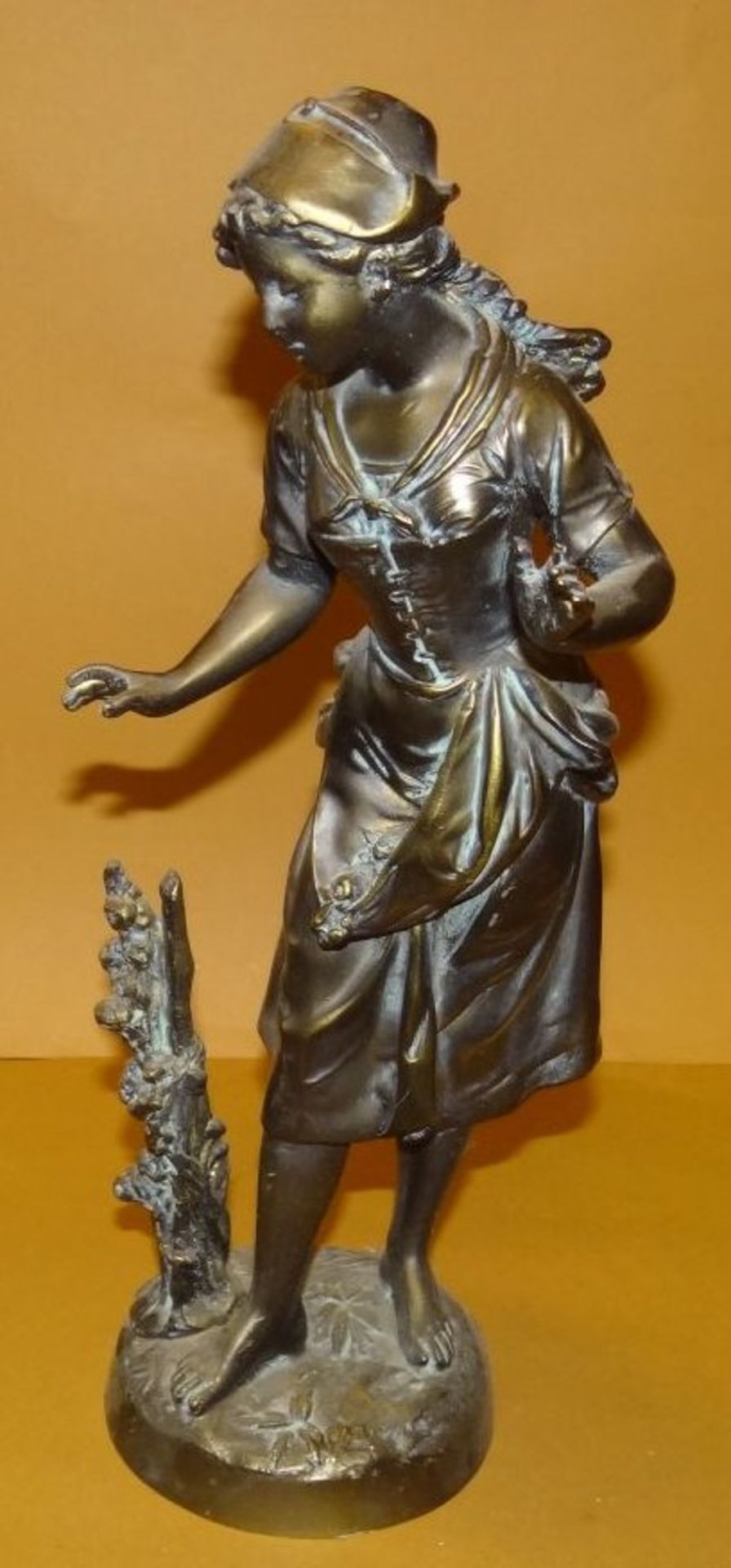 schwere Metallgussfigur, bronziert, Mädchen, H-35 cm