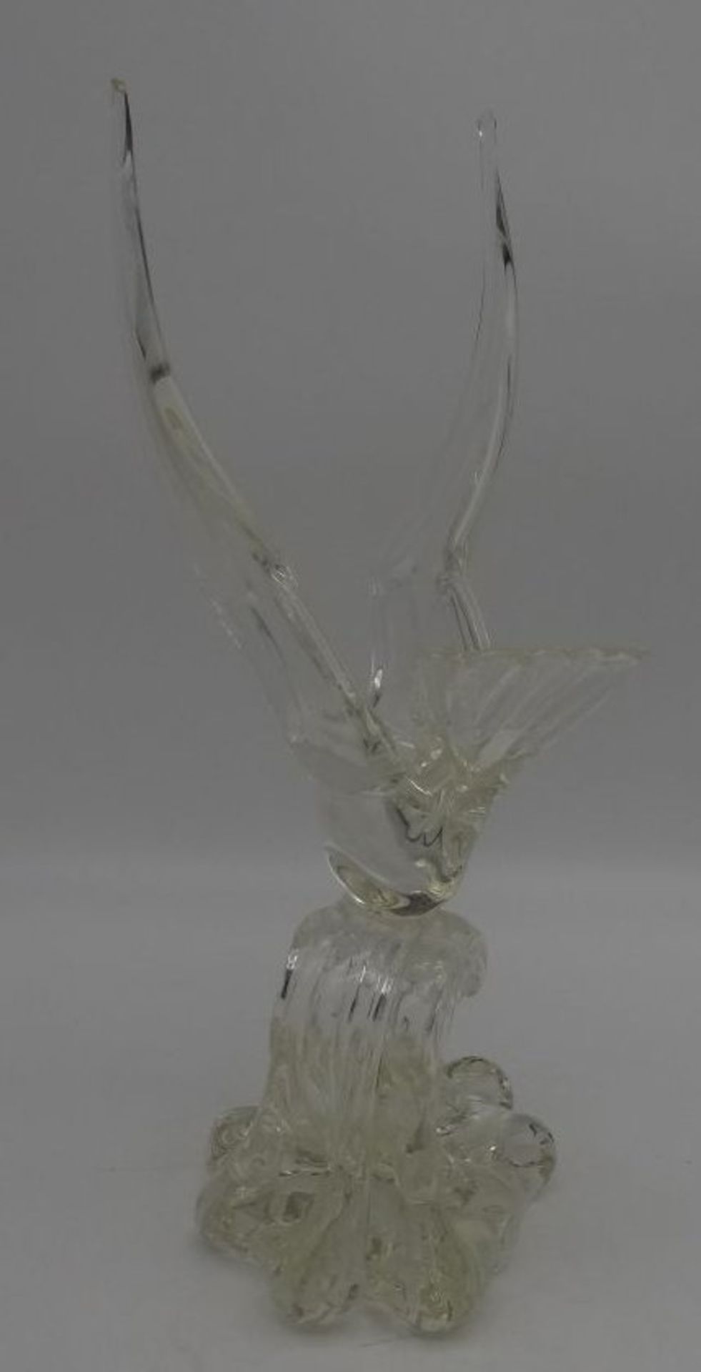 gr. Kristall-Vogel auf Welle,signiert B.R. 83, H-38 cm - Bild 3 aus 7