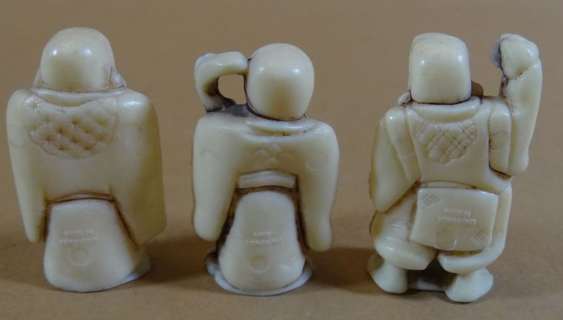 3x China-Figuren, wohl Kunstharz "Made in Hongkong", H-4 cm - Image 2 of 3