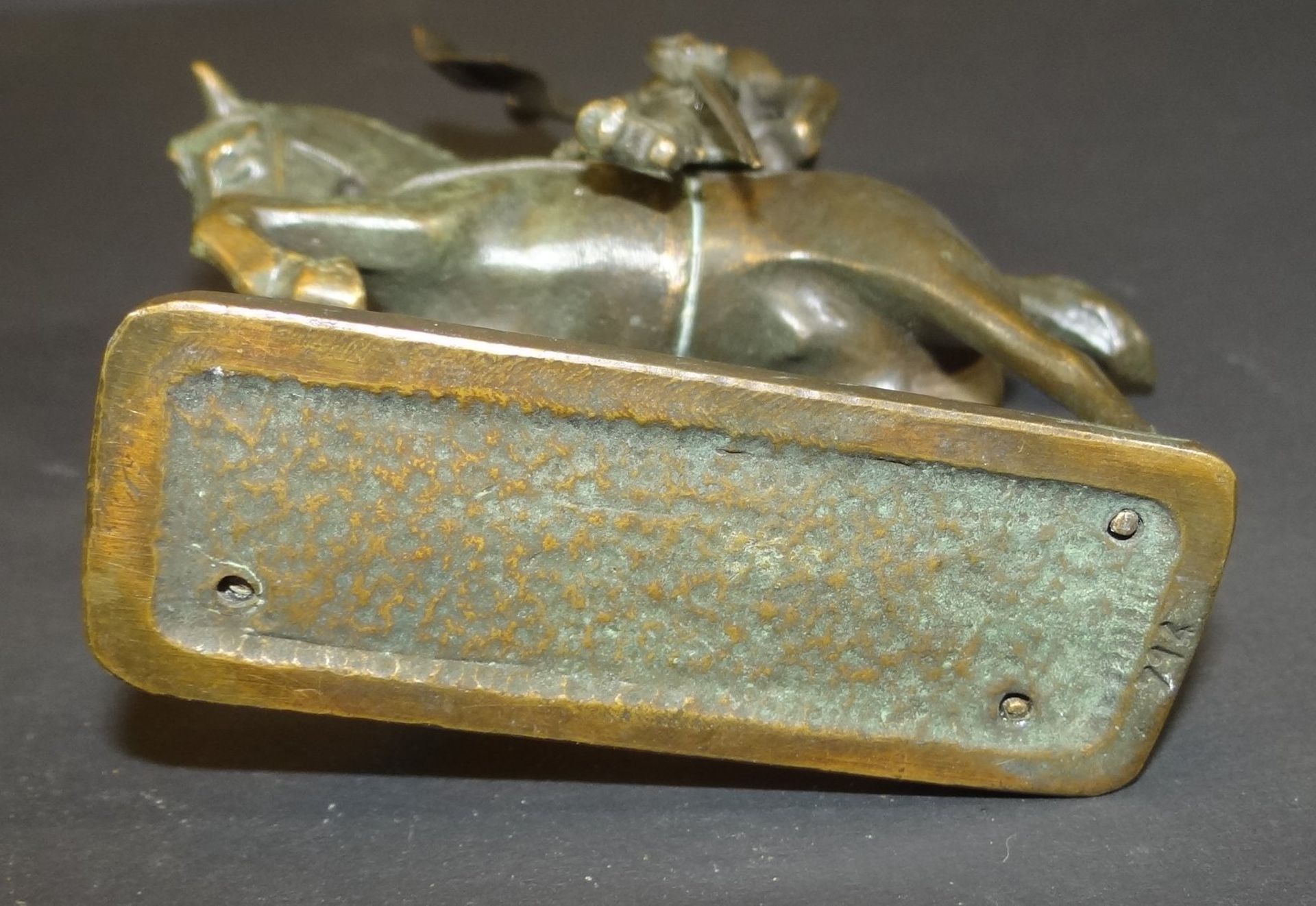 kl. Bronze, Herold zu Pferd, H-13 cm, gemarkt und Nr. 714 - Image 4 of 5