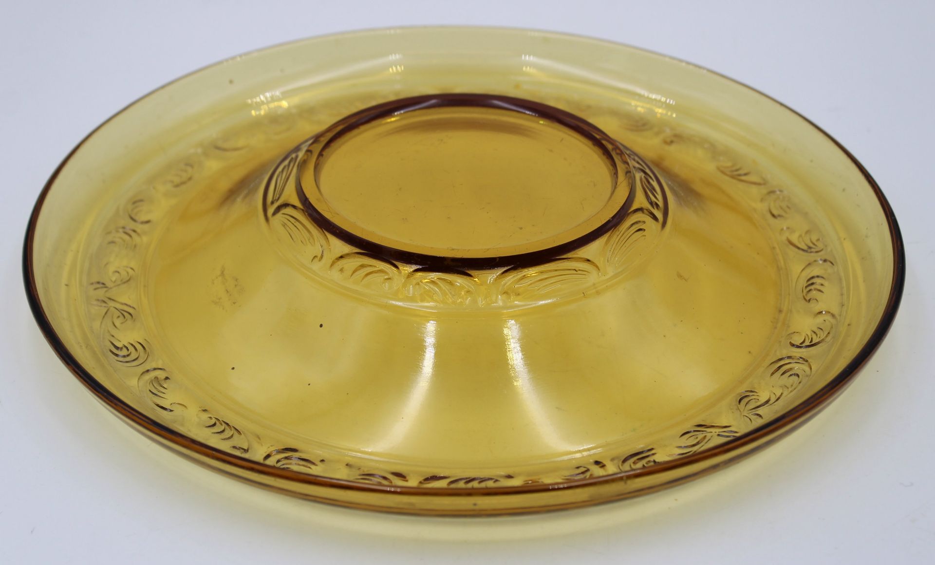 Schale, älter, bernsteinfarbenes Glas, reliefiert, ca. H-4,5cm D-31cm. - Bild 4 aus 4