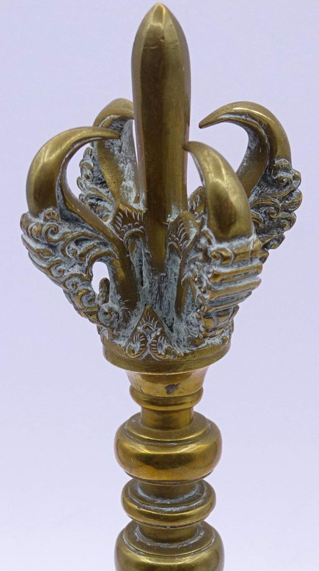 Große Handglocke aus Messing, Tibet wohl 18./19.Jhd., mit Vogelkrallen, H-21,5cm - Image 2 of 5