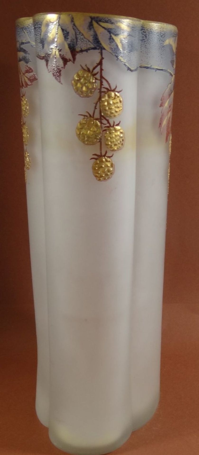 ovoide Jugendstil-Vase, Milchglas  mit Beerendekor, H-22 cm, B-11 cm - Bild 5 aus 8
