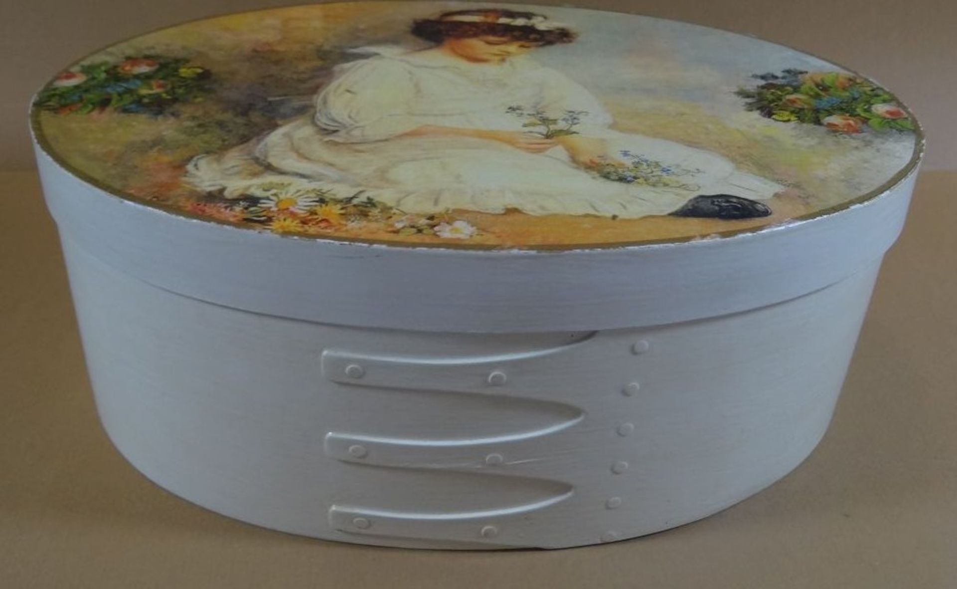 ovale Dose (10x18x25 cm) gefüllt mit Puppenkleidung, grossteils handgestrickt - Bild 7 aus 10