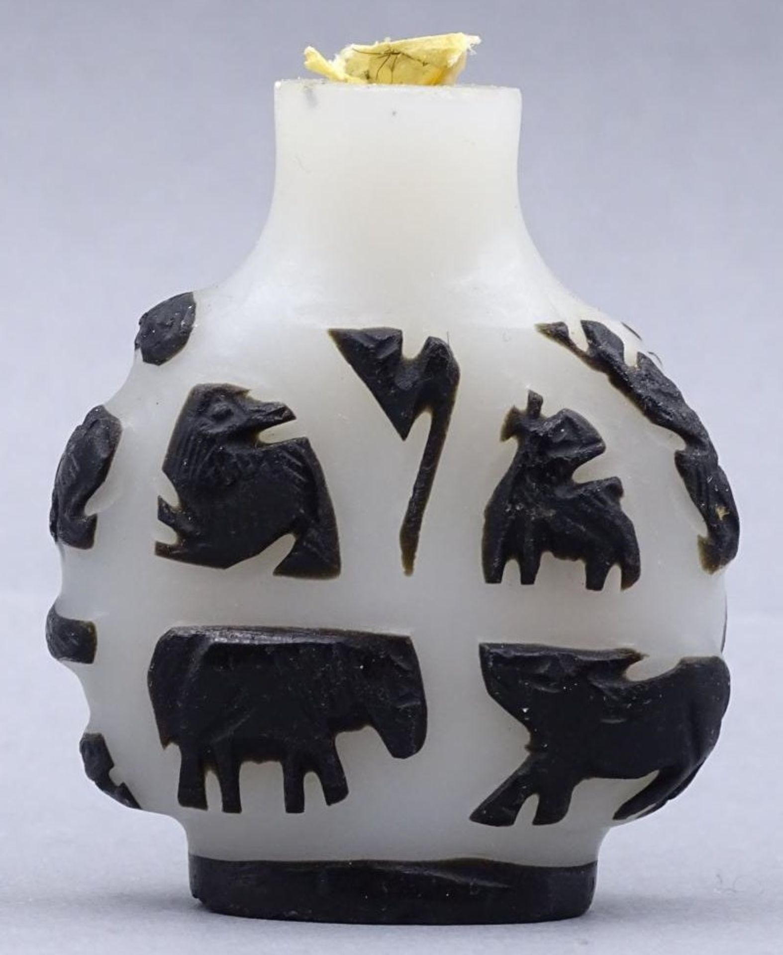 kl. Snuff-Bottle, Überfangglas, China, Stöpsel fehlt, Rand bestossen, 5x4 cm