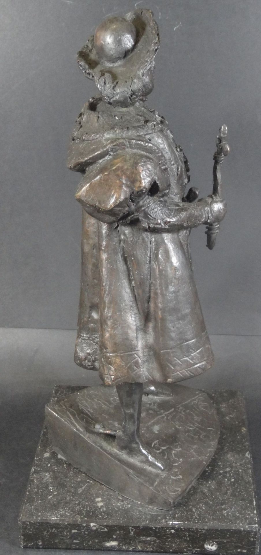 Bronze "König Heinrich VIII auf Schild" Marmorplinthe, H-34 cm, 16x16 cm, 5 kg. - Bild 6 aus 7