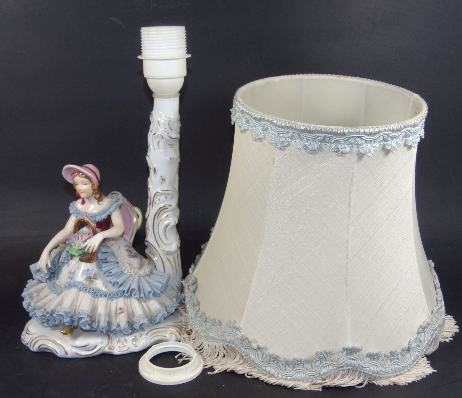 Tischlampe "Dresden" sitz. Mädchen mit Blumenkorb, Spitzenkleid tw. bestossen, H-43 cm - Bild 6 aus 7