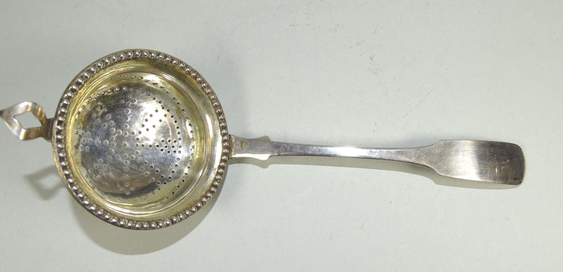 1 Biedermeier Teesieb, um 1850, -750- Silber, 33,36 gr., L- 18 cm, Alters-u. Gebrauchsspuren - Image 5 of 5