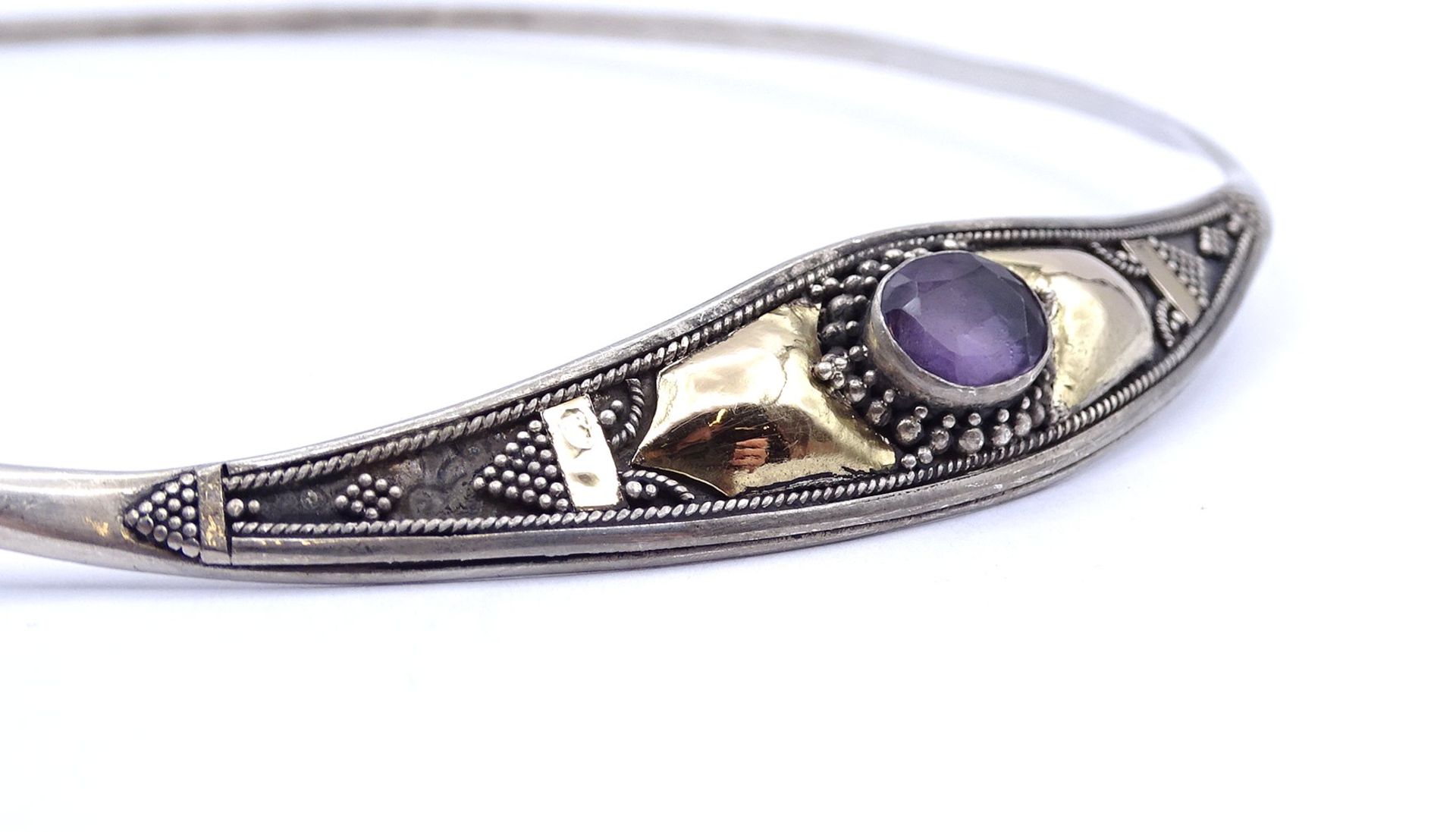 Halsreif, Silber + Gold, mittig ein oval facc. Amethyst, 24,9g. - Image 3 of 4