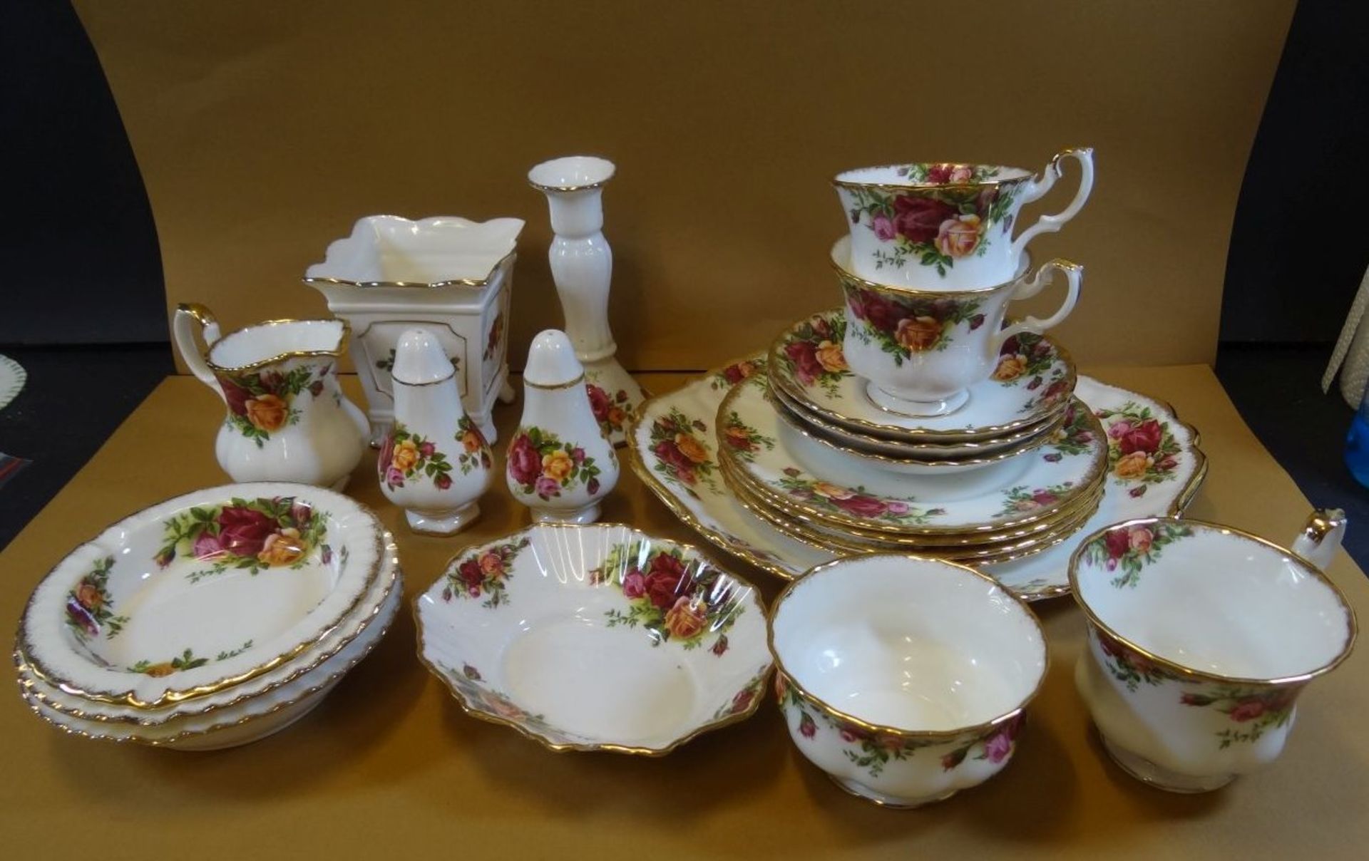 21 Serviceteile "Royal Albert" Old Country Roses, 1x Chip