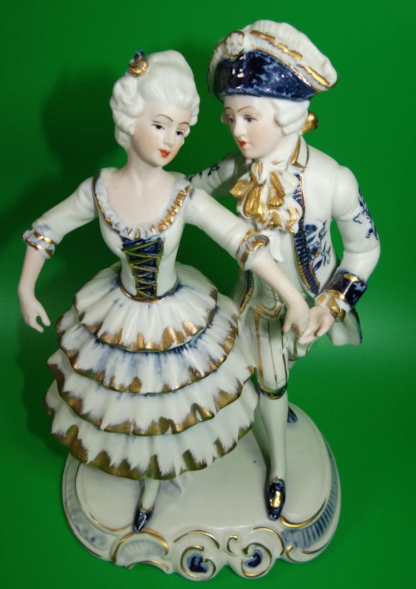 Figurengruppe "tanzendes Paar", bemalt, Haarschmuck fehlt, H-21 cm - Bild 2 aus 4