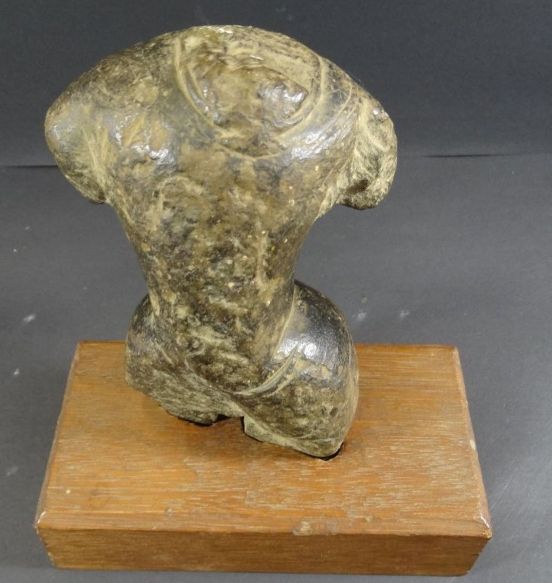 Männertorso aus Stein, Ausgrabung ?, auf Holzsockel, Torso L-14,5 cm, kompl. 17 cm, Herkunft/Alter - Image 2 of 6