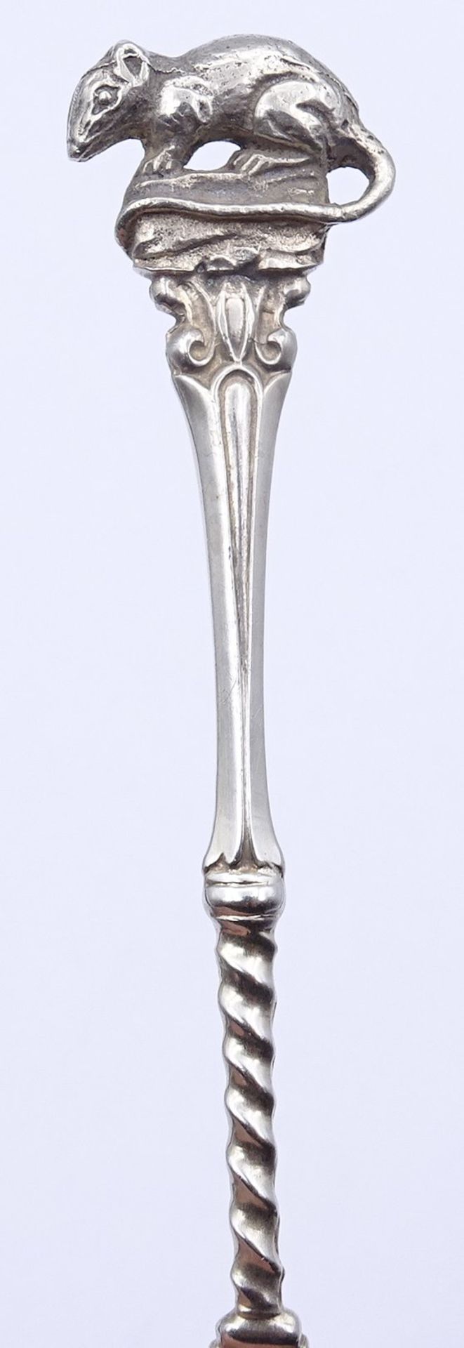 Einzelner Teelöffel, Silber 0.800, mit aufgesetzter Ratte , "bez. Hameln 1930", L. 11,0cm, 13,3g. - Image 3 of 5