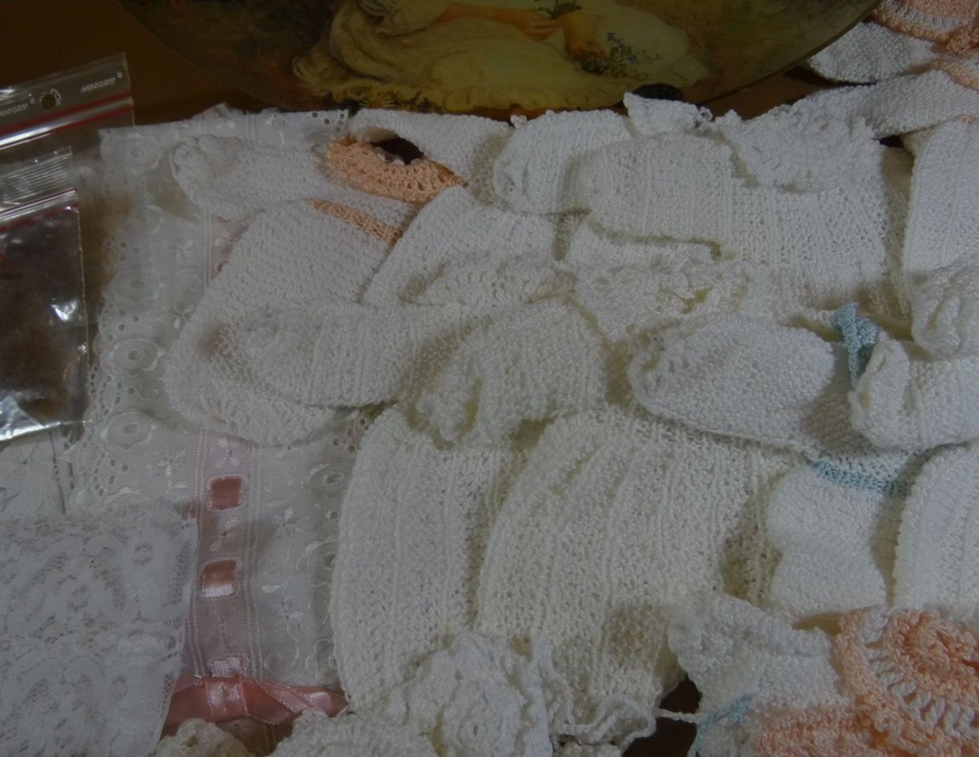 ovale Dose (10x18x25 cm) gefüllt mit Puppenkleidung, grossteils handgestrickt - Bild 6 aus 10