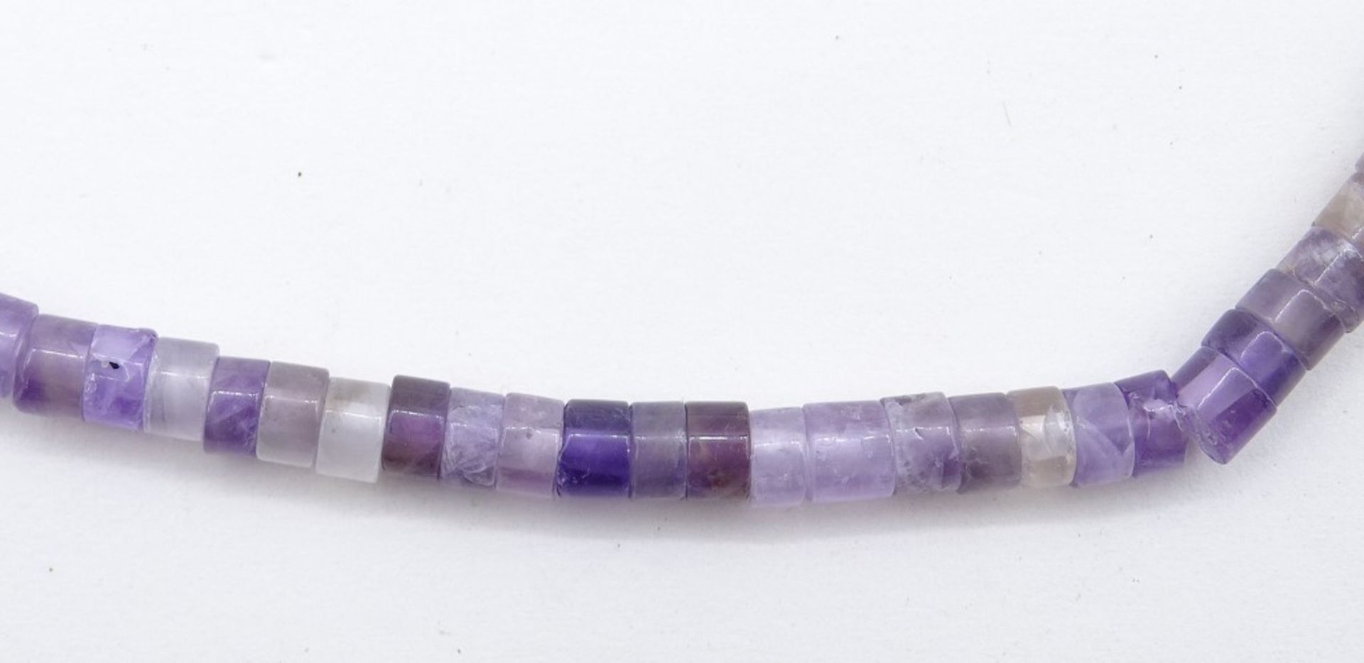 Kette aus Amethystscheiben mit Magnetverschluss, L. 48,5 cm - Bild 2 aus 4