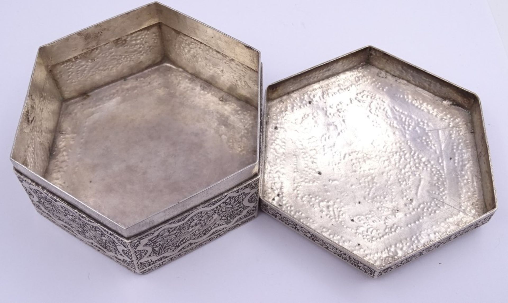 kl.Deckeldose,Isfahan -Iran,Silber,im Boden gemarkt,Schekargah Motiv,H-4,0cm,7,5x7,5cm, 155,5gr. - Image 3 of 4