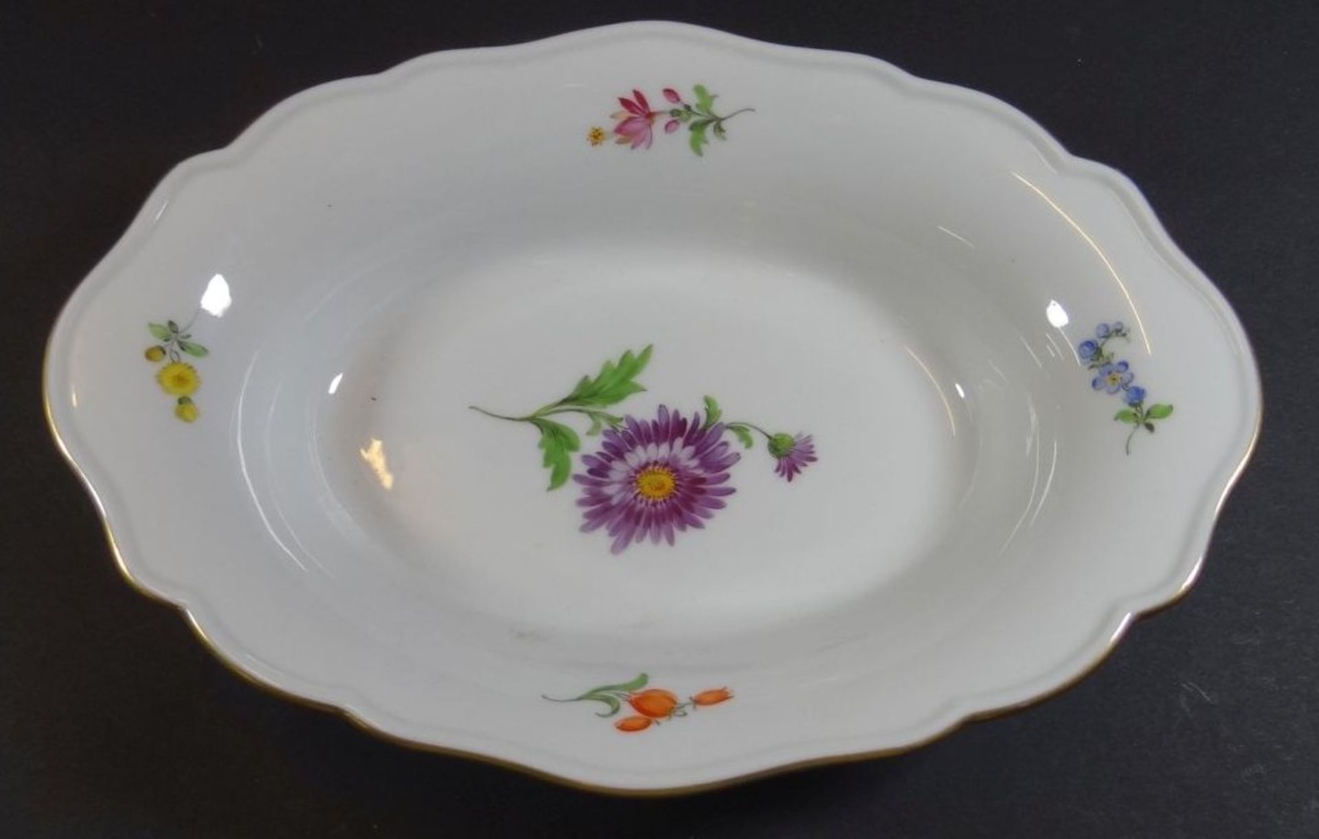 ovale Schale "Meissen" florale Bemalung, H-5 cm, 24x16 cm, 2 Schleifstriche - Bild 3 aus 3