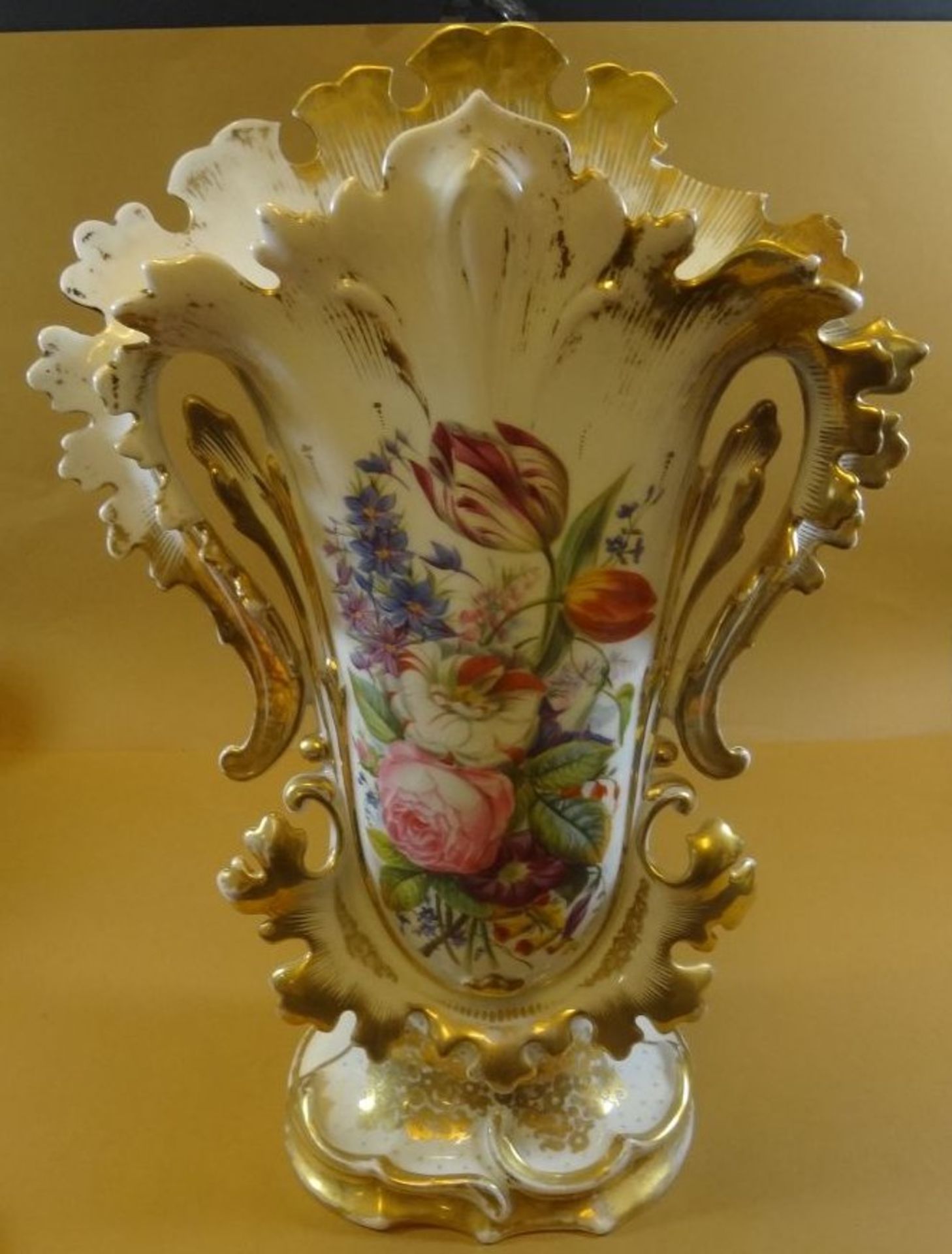 grosse Biedermeier-Vase mit Blumenmalerei, ein Zacken fehlt, langer Altriss, H-44 cm, B-31 cm