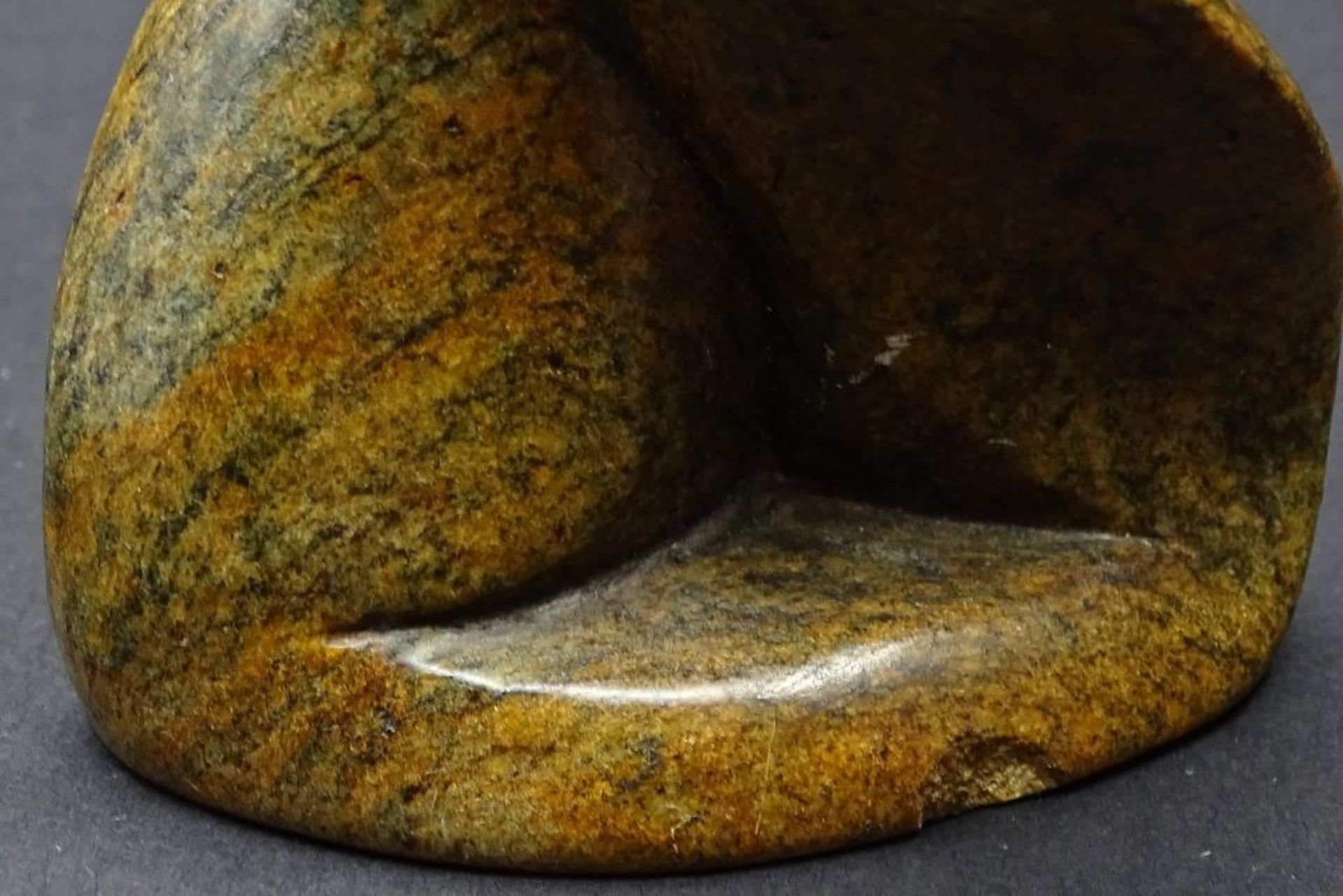 Polierte Stein Figur, Tanzendes Paar, H-20cm,  div. Bestossungen. - Bild 3 aus 3
