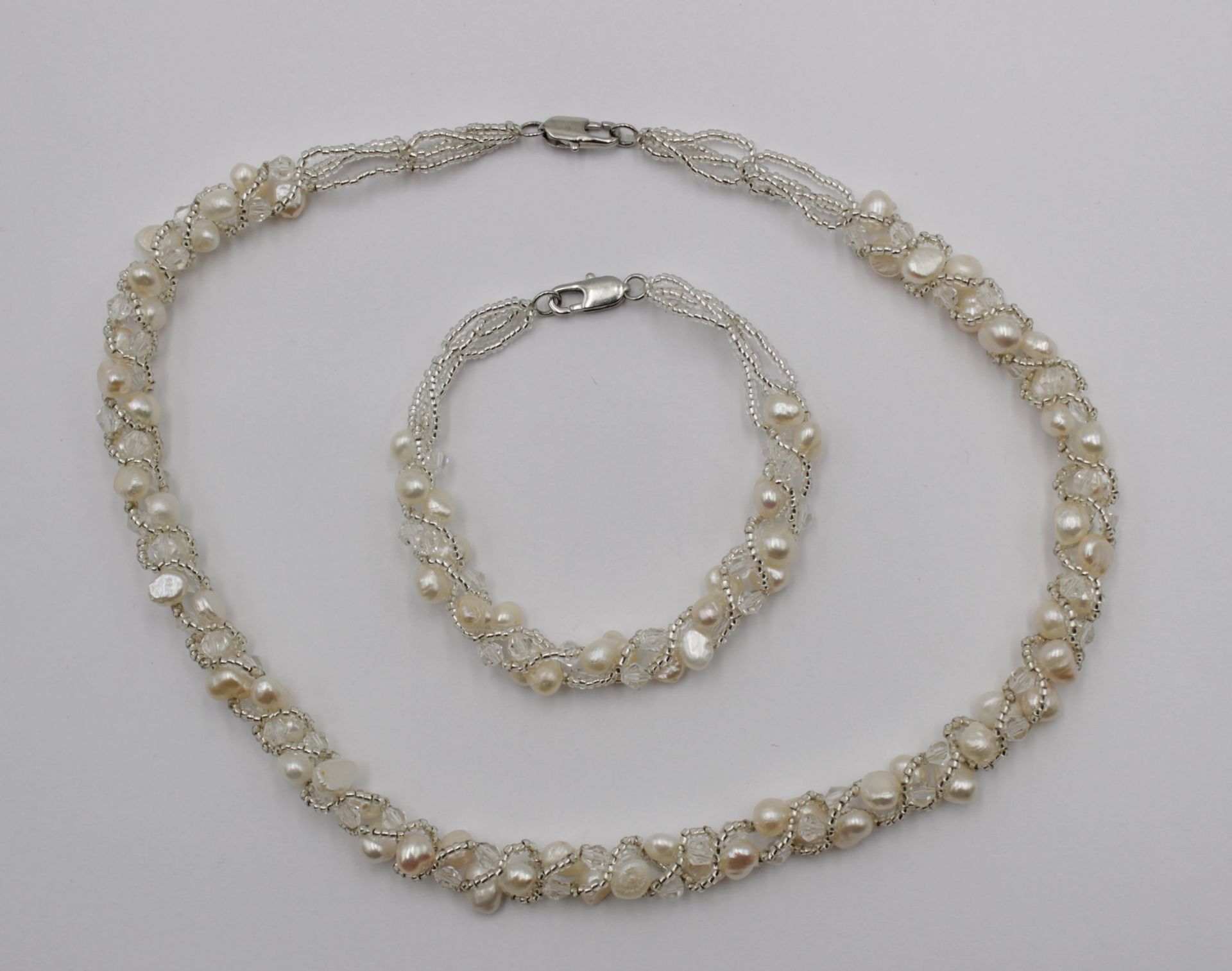 2tlg. Set, Kette und Armband, SW-Perlen, silberfarbene Schließen, ca. L-45cm  u. 19cm.