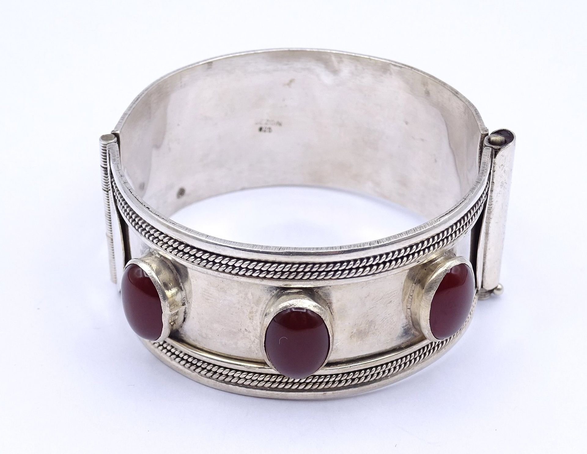 Breite Armspange mit Karneol Cabochons, bez. Sezgin, Sterling Silber 0.925, B. 2,8cm, 64,7g. - Image 2 of 5