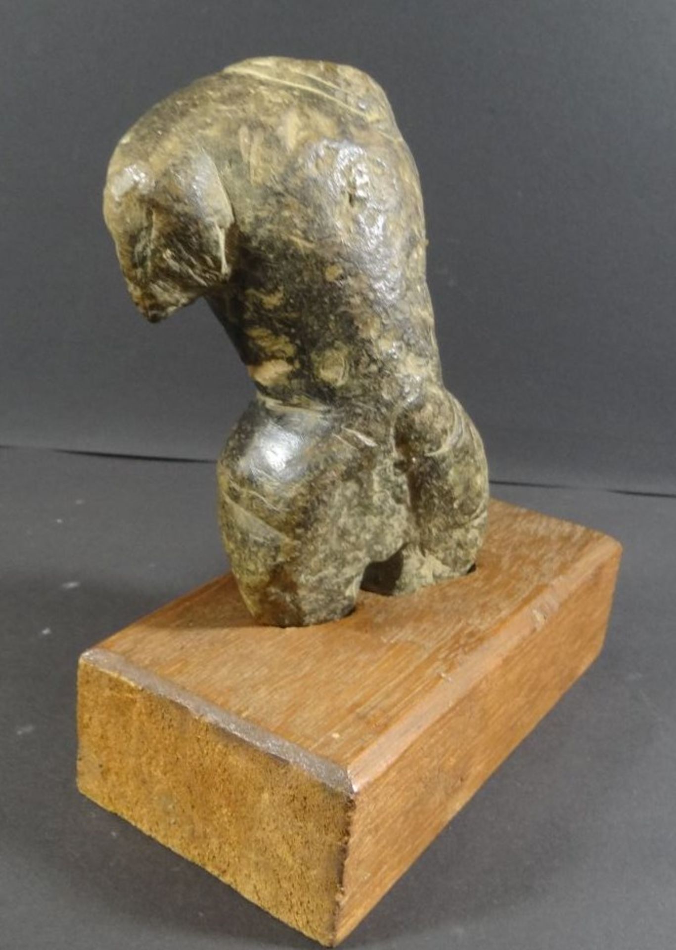 Männertorso aus Stein, Ausgrabung ?, auf Holzsockel, Torso L-14,5 cm, kompl. 17 cm, Herkunft/Alter - Image 3 of 6