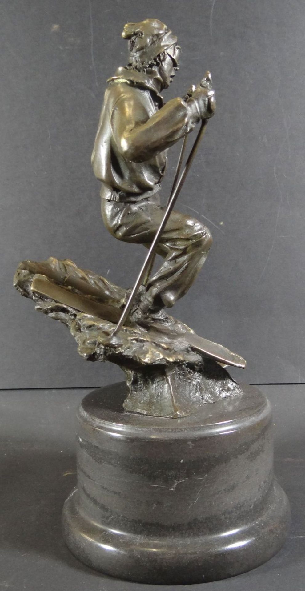 NICK (XX) "Skifahrer" Bronze auf Steinsockel, H-27 cm, 3,7 Kg, wohl Nachguss - Image 2 of 6