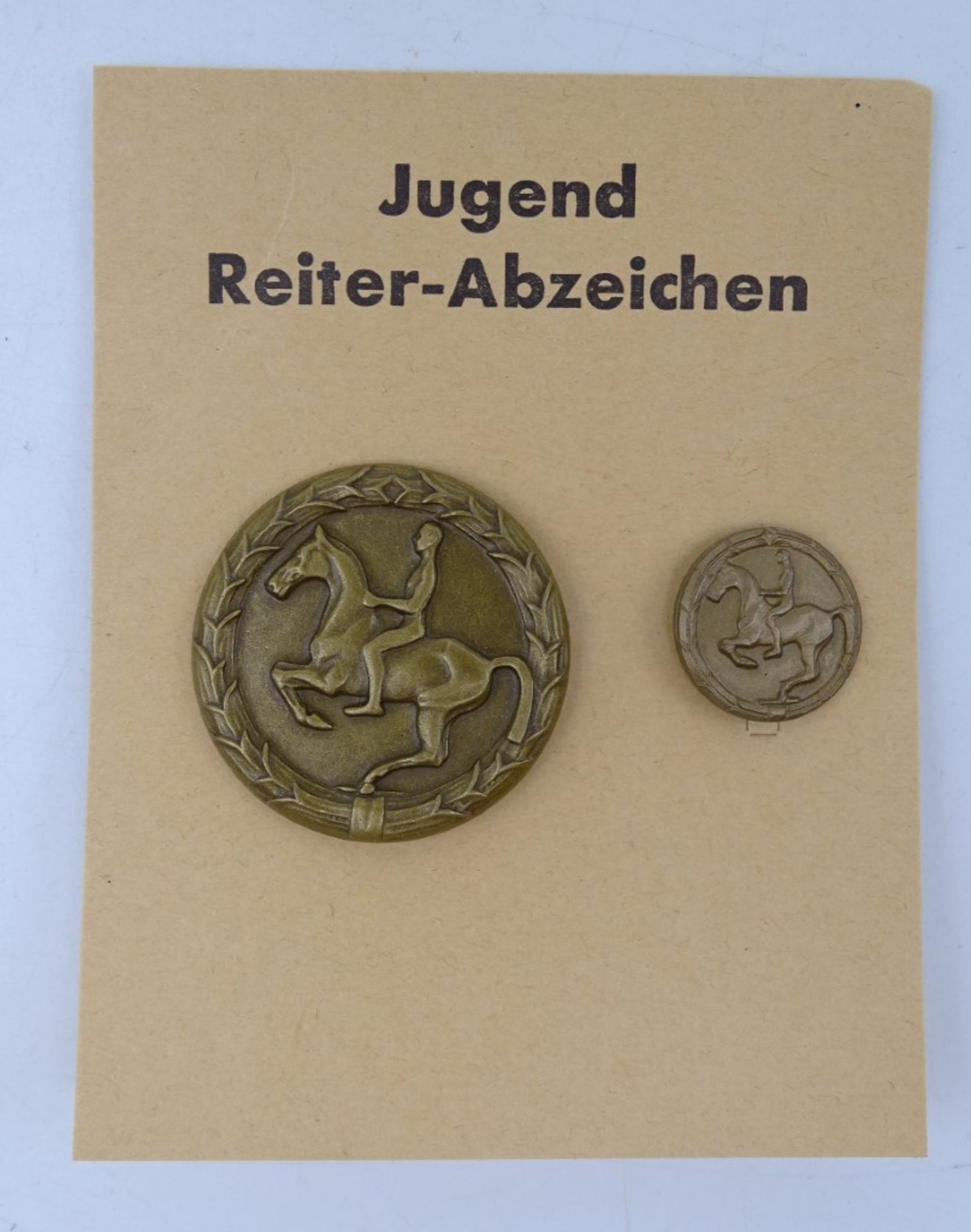 Jugend Reiter-Abzeichen, kleine und große Ausführung, Hersteller auf der Rückseite, Nachkriegszeit,