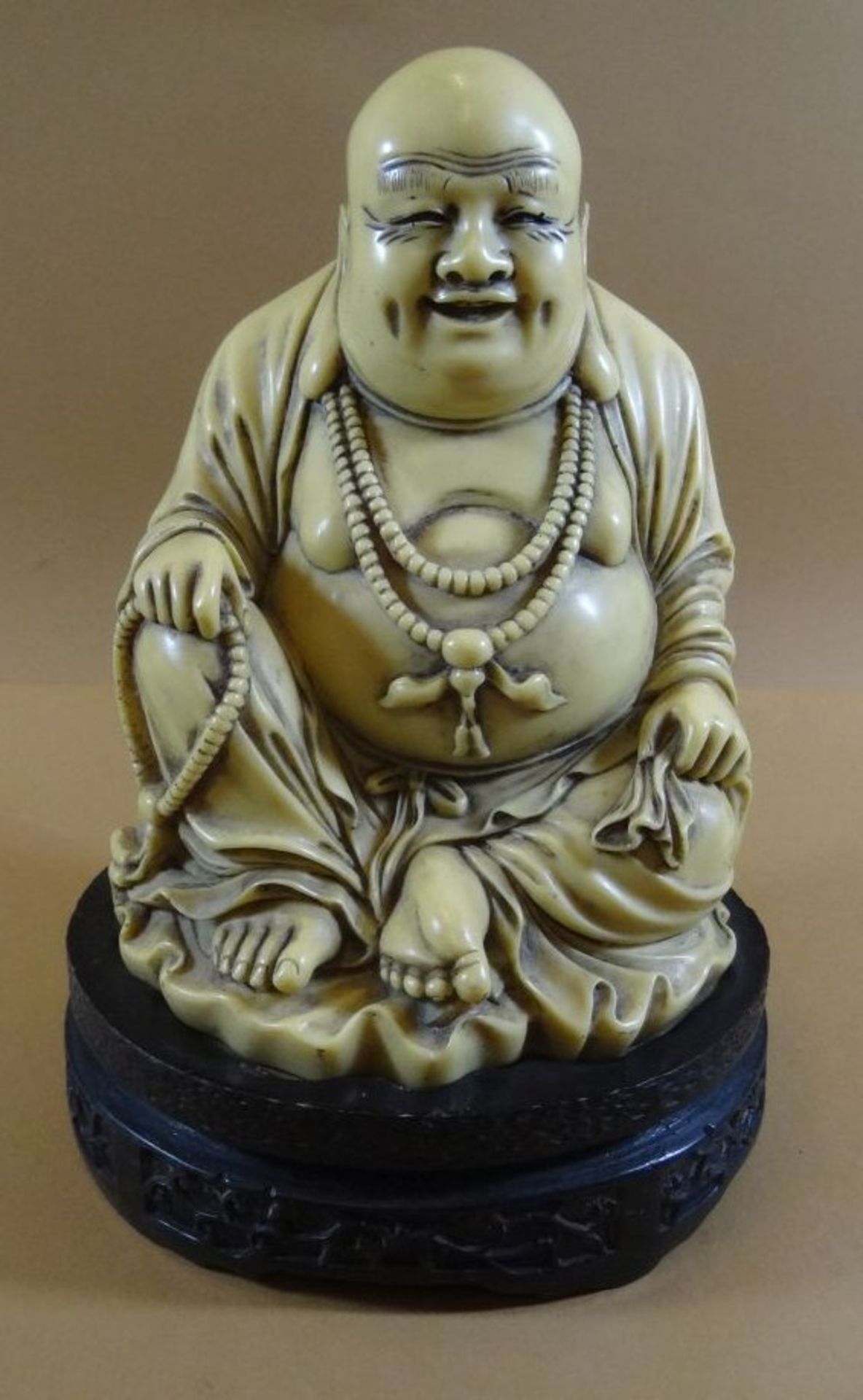 Hotei auf Sockel, Kunstmasse, H-gesamt 24 cm, B-16 cm