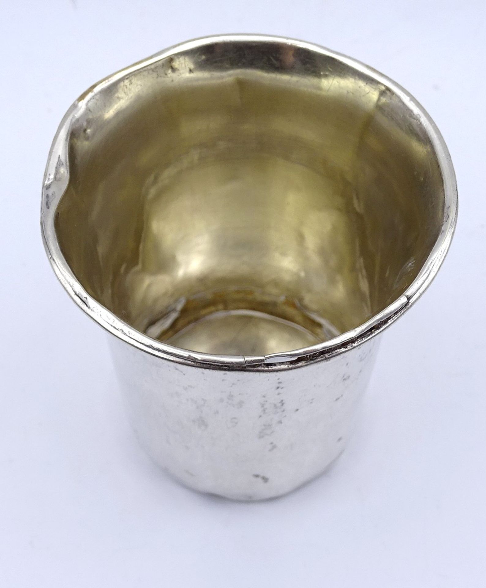 Silberbecher mit Initialen J.F., Silber 0.750, 36g., H. 7,0cm, Becher mit vielen Dellen - Bild 4 aus 6