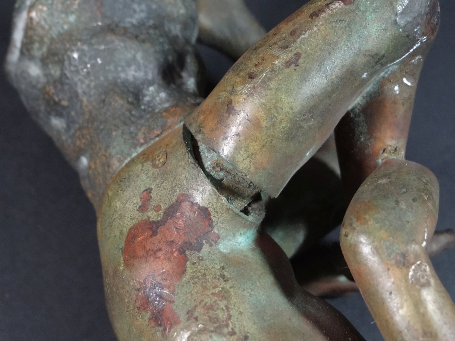 antike Bronze "Der Dornauszieher", schwere Bronze, Sockel fehlt, H-18 cm, Oberschenkel Verbindung g - Bild 4 aus 6