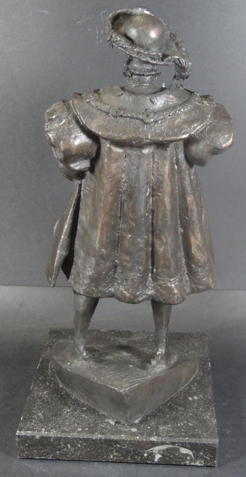 Bronze "König Heinrich VIII auf Schild" Marmorplinthe, H-34 cm, 16x16 cm, 5 kg. - Bild 5 aus 7