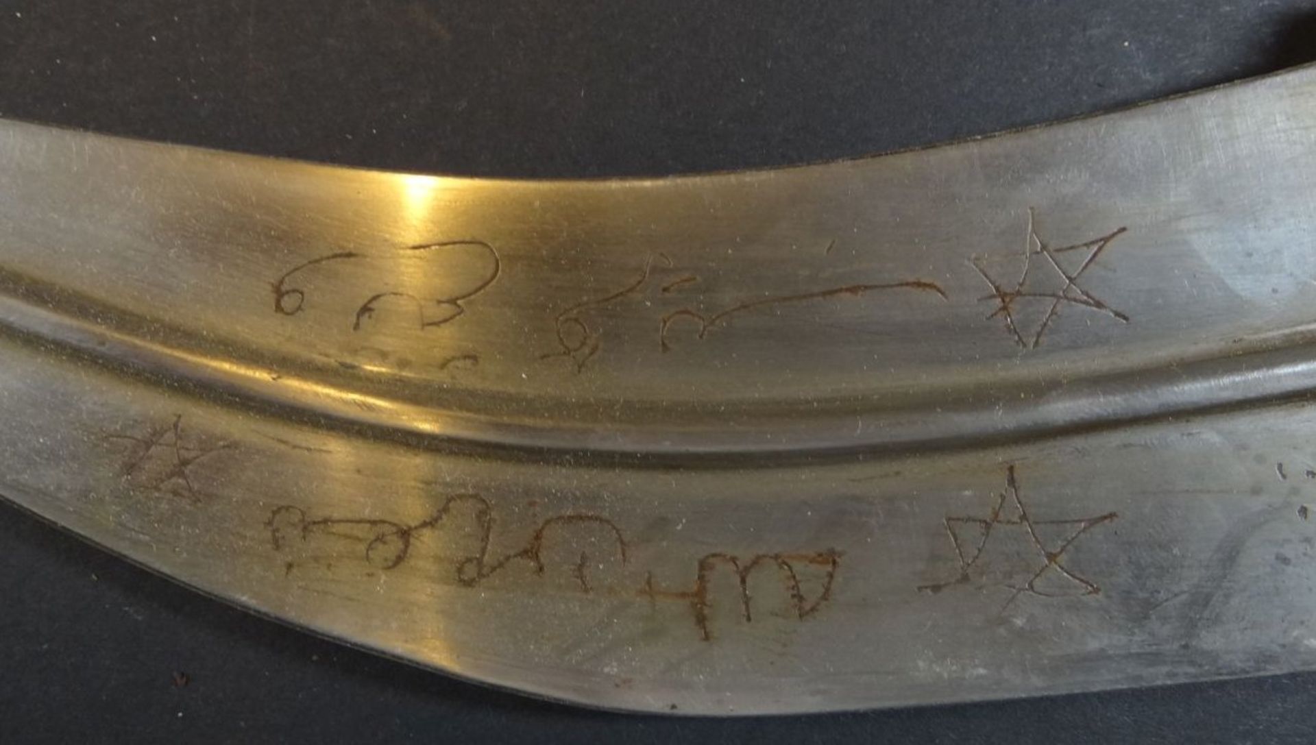 arabischer Krummdolch in versilb. Scheide, Rückseite Leder, Alters-u. Gebrauchsspuren, Klinge arabi - Image 6 of 6