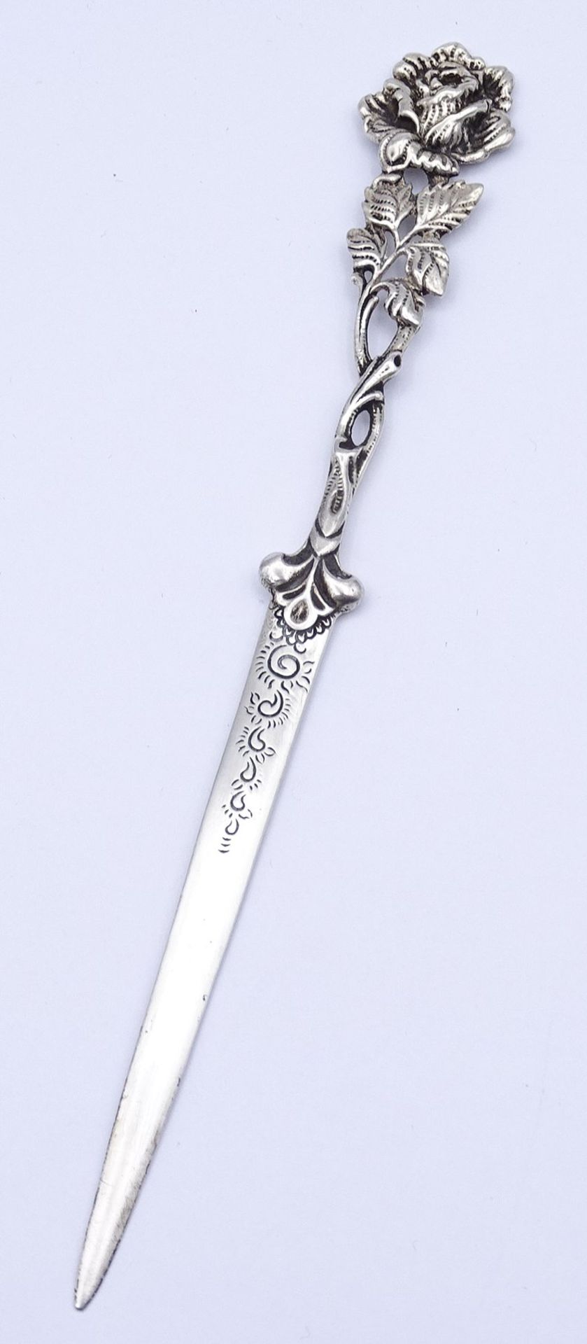 Brieföffner mit Rosenmuster, Silber 0.835, L. 18cm, 18g.